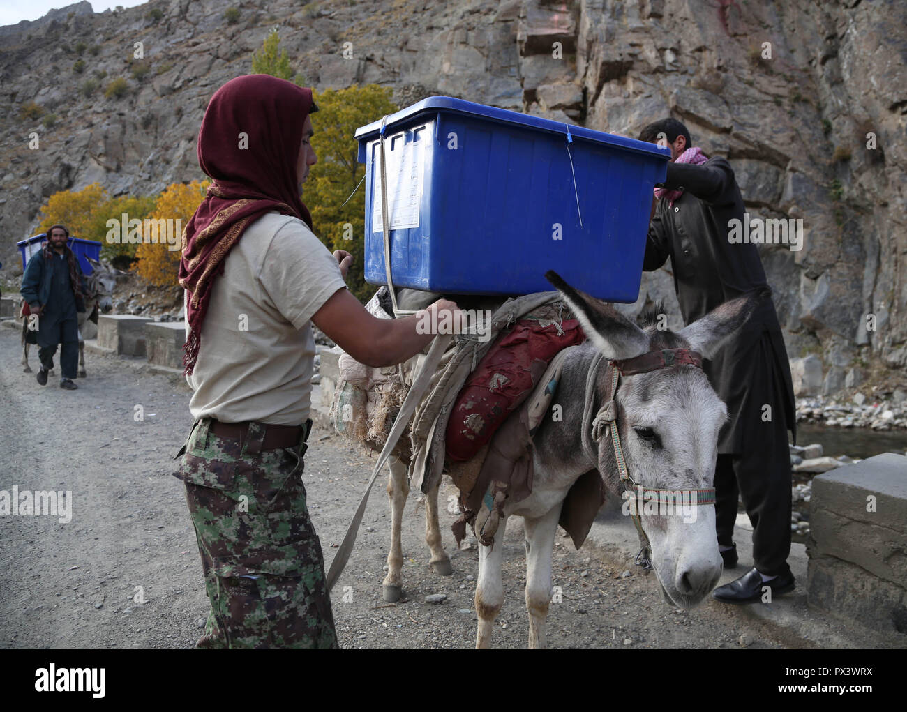 Pandschirtal Afghanistan. Okt, 2018 19. Arbeitnehmer der Afghanischen Unabhängigen Wahlkommission (IEC) Verkehr Wahl Materialien in Abdullah Khil Tal von Dara Bezirk Pandschirtal Provinz Eastern Afghanistan, am Okt. 19, 2018. In Afghanistan werden Wahlen für die Wolesi Jirga oder der Bundestag am Samstag unter ernsthaften Herausforderungen für die Sicherheit halten. Credit: Rahmat Alizadah/Xinhua/Alamy leben Nachrichten Stockfoto