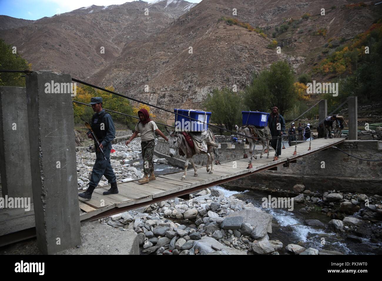Pandschirtal Afghanistan. Okt, 2018 19. Arbeitnehmer der Afghanischen Unabhängigen Wahlkommission (IEC) Verkehr Wahl Materialien in Abdullah Khil Tal von Dara Bezirk Pandschirtal Provinz Eastern Afghanistan, am Okt. 19, 2018. In Afghanistan werden Wahlen für die Wolesi Jirga oder der Bundestag am Samstag unter ernsthaften Herausforderungen für die Sicherheit halten. Credit: Rahmat Alizadah/Xinhua/Alamy leben Nachrichten Stockfoto