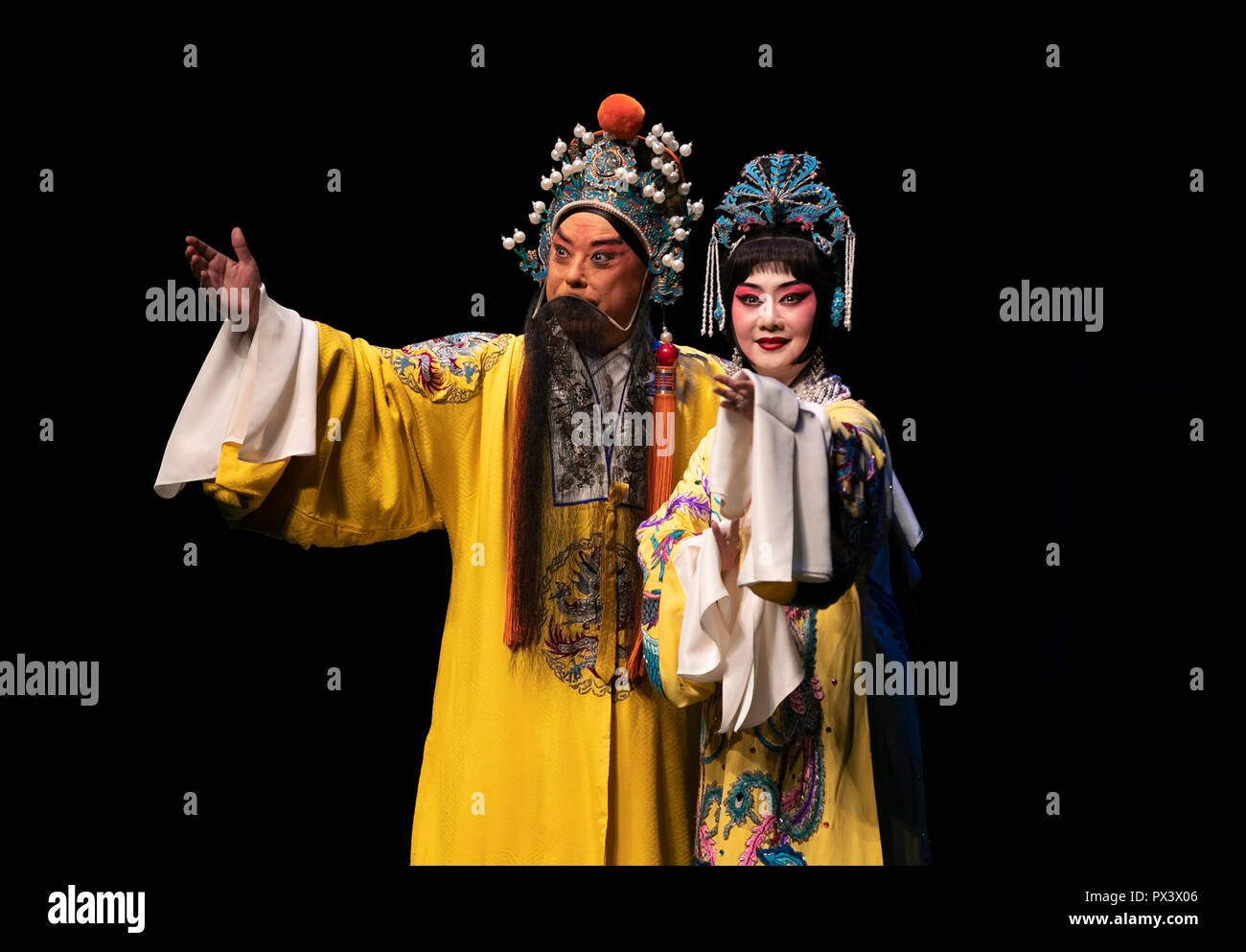 London, Großbritannien. Okt, 2018 19. Künstler aus China National Peking Oper "Der Kaiser und die Nebenfrau' an der Sadler Wells Theatre in London, Großbritannien, am Okt. 19, 2018. Die China National Peking Opera Company (CNPOC) besucht Großbritannien von Okt. 10 bis Okt. 22 und brachte mehrere Produktionen für das britische Publikum. Credit: Han Yan/Xinhua/Alamy leben Nachrichten Stockfoto