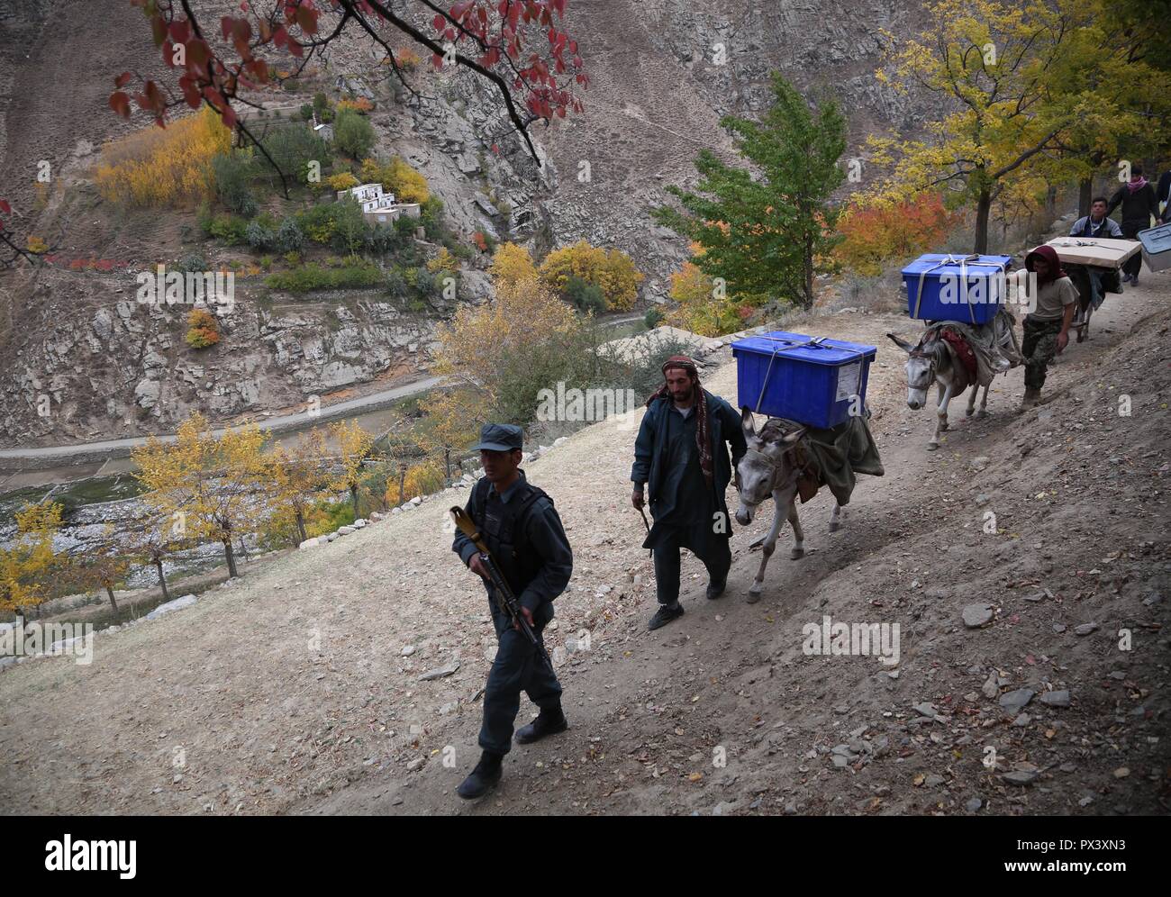 Pandschirtal Afghanistan. Okt, 2018 19. Arbeitnehmer der Afghanischen Unabhängigen Wahlkommission (IEC) Verkehr Wahl Materialien in Abdullah Khil Tal von Dara Bezirk Pandschirtal Provinz Eastern Afghanistan, am Okt. 19, 2018. In Afghanistan werden Wahlen für die Wolesi Jirga oder der Bundestag am Samstag unter ernsthaften Herausforderungen für die Sicherheit halten. Credit: Rahmat Alizadah/Xinhua/Alamy leben Nachrichten Stockfoto