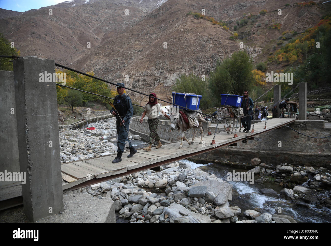 Pandschirtal Afghanistan. Okt, 2018 19. Arbeitnehmer der Afghanischen Unabhängigen Wahlkommission (IEC) Verkehr Wahl Materialien in Abdullah Khil Tal von Dara Bezirk Pandschirtal Provinz Eastern Afghanistan, am Okt. 19, 2018. In Afghanistan werden Wahlen für die Wolesi Jirga oder der Bundestag am Samstag unter ernsthaften Herausforderungen für die Sicherheit halten. Credit: Rahmat Alizadah/Xinhua/Alamy leben Nachrichten Stockfoto