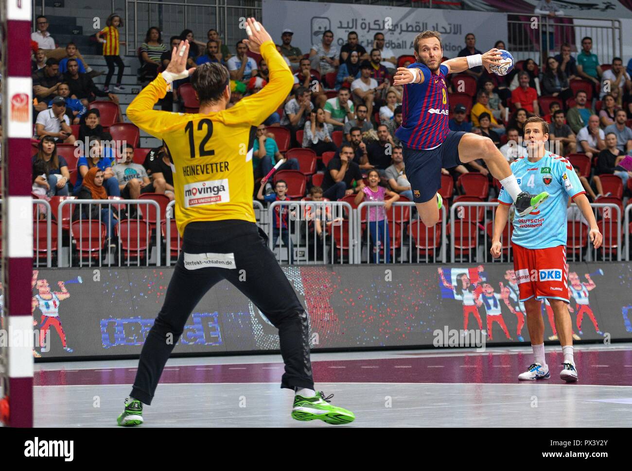 Doha, Hauptstadt von Katar. Okt, 2018 19. FC Barcelona Victor Tomas Gonzalez (C) schießt während des Finales der IHF Super Globe World Handball Club Meisterschaft 2018 zwischen Berlin und dem FC Barcelona Fuchse in Doha, der Hauptstadt von Katar, Okt. 19, 2018. FC Barcelona gewann 29-24, um den Titel zu behaupten. Credit: Nikku/Xinhua/Alamy leben Nachrichten Stockfoto