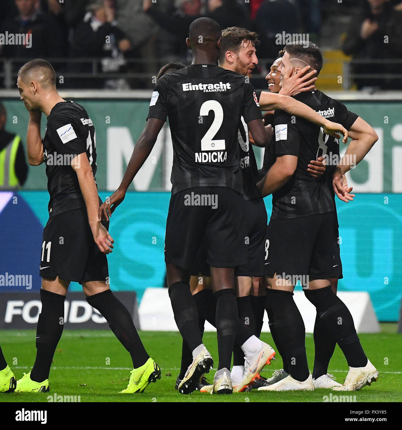 Frankfurt am Main, Deutschland. Okt, 2018 19. Die Spieler der Frankfurt feiern zählen während dem Bundesligaspiel zwischen Eintracht Frankfurt und Fortuna Düsseldorf in der Commerzbank-Arena in Frankfurt am Main, Deutschland, am Okt. 19, 2018. Frankfurt gewann 7-1. Credit: Ulrich Hufnagel/Xinhua/Alamy leben Nachrichten Stockfoto