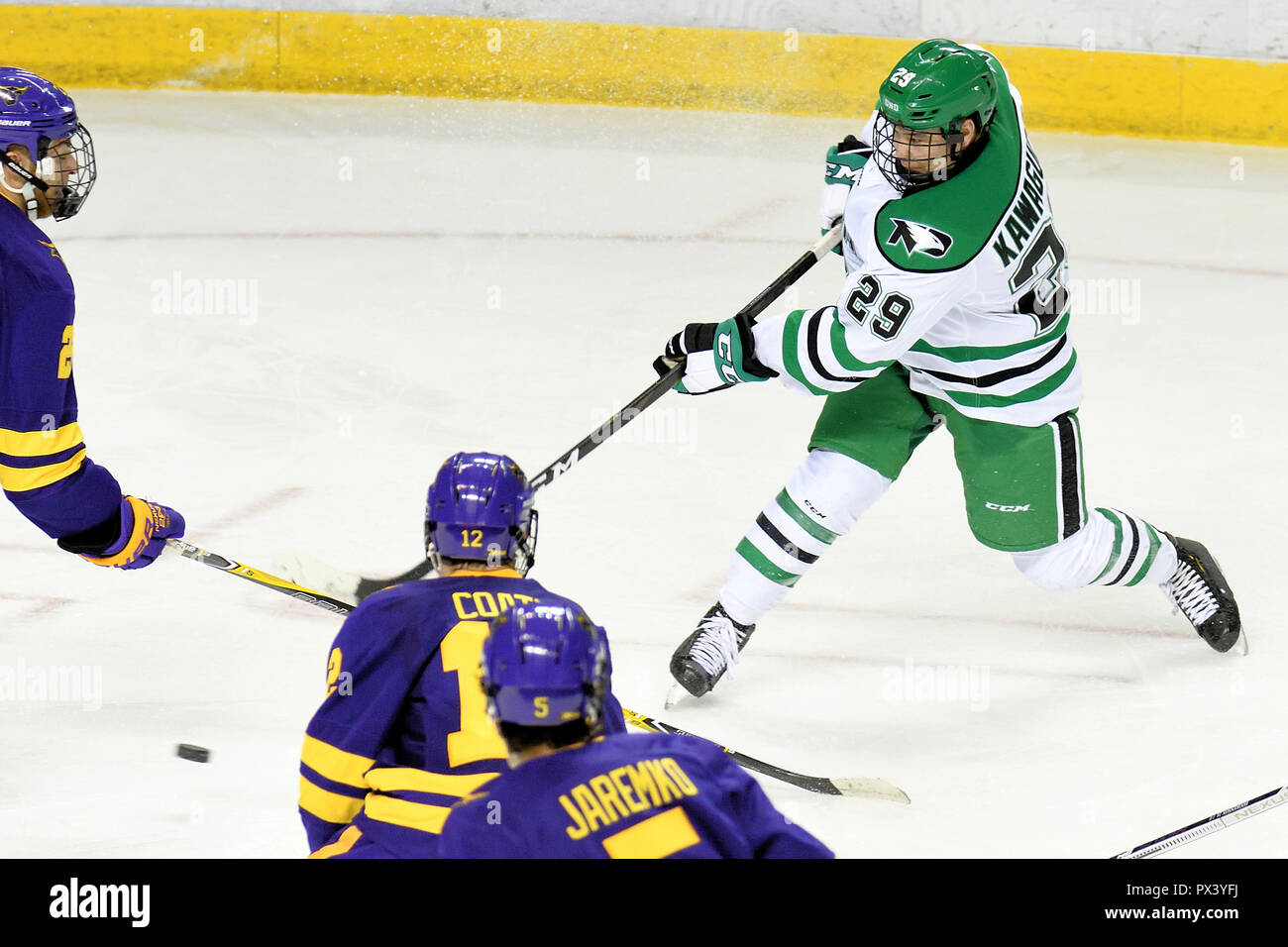 Oktober 19, 2018 North Dakota kämpfenden Falken nach vorn Jordanien Kawaguchi (29) schießt den Puck während der NCAA Men's College Hockey Spiel zwischen der Minnesota State Mavericks und der Universität von North Dakota Kampf gegen die Falken an der Ralph Engelstad Arena in Grand Forks, ND Mankato gewann 7-4. Foto von Russell Hons/CSM Stockfoto