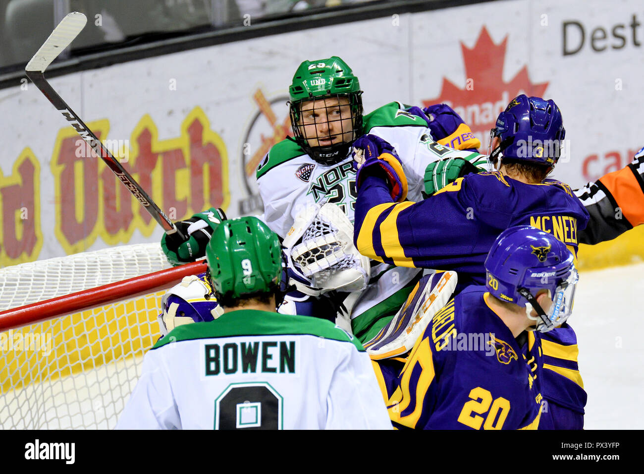 Oktober 19, 2018 North Dakota kämpfenden Falken, Joel Janatuinen (25) und Minnesota State Mavericks defenseman Jack McNeely (3) Mix it up vor dem Netz während der NCAA Men's College Hockey Spiel zwischen der Minnesota State Mavericks und der Universität von North Dakota Kampf gegen die Falken an der Ralph Engelstad Arena in Grand Forks, ND Mankato gewann 7-4. Foto von Russell Hons/CSM Stockfoto