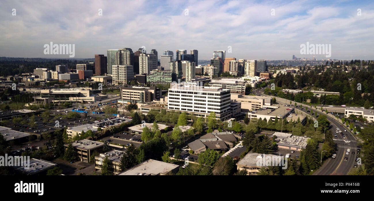 Seattle kann im Hintergrund mit der wachsenden Stadt Bellevue Washington im Vordergrund gesehen werden. Stockfoto