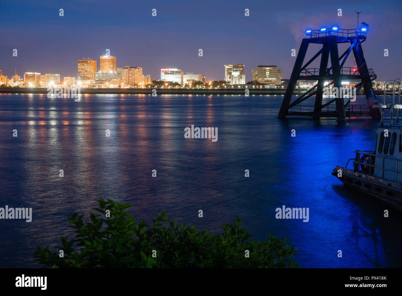 Nacht fällt wie Gebäude, Lichter leuchten, Baton Rouge, Louisiana und Mississippi River beginnen. Stockfoto