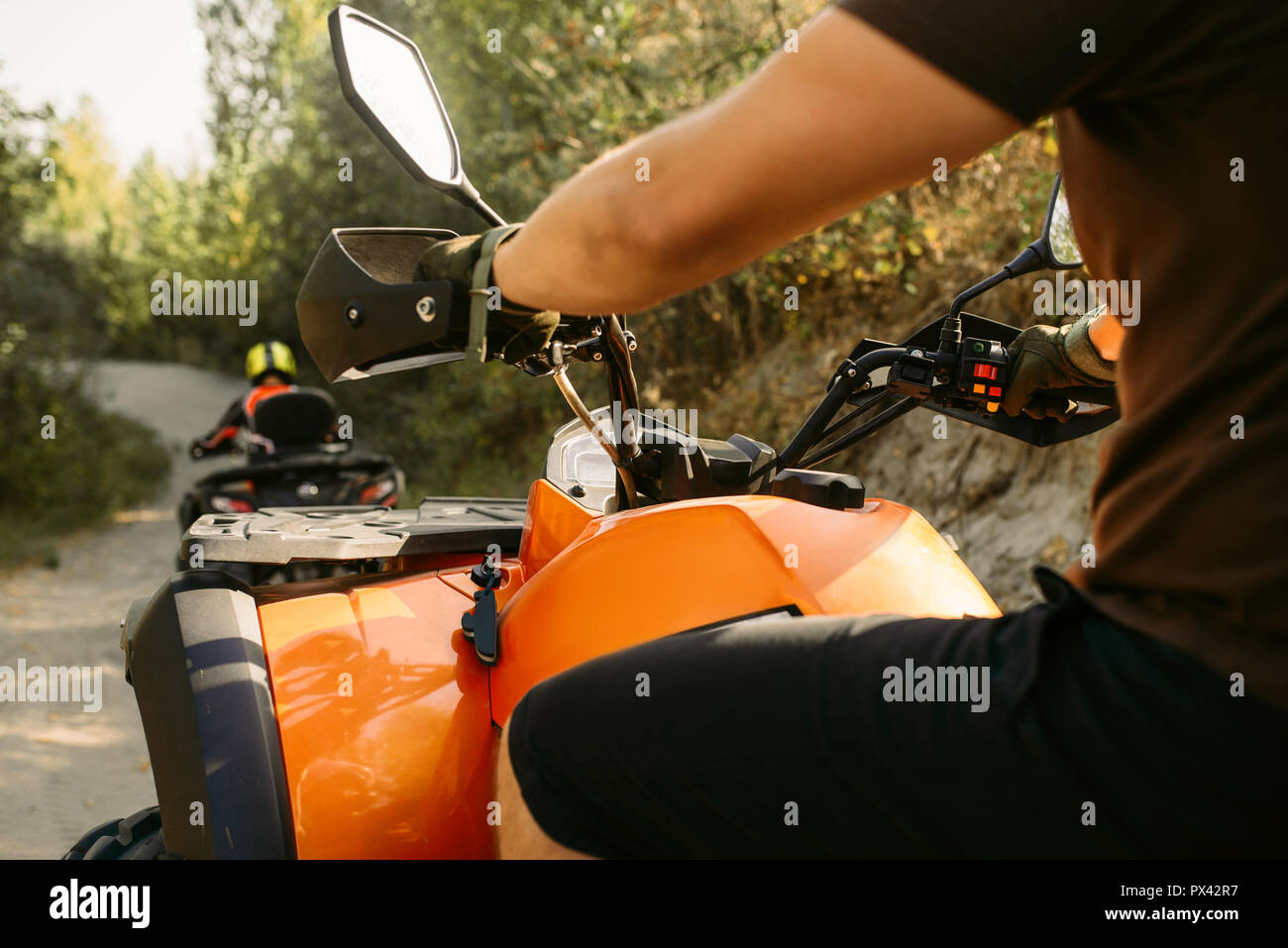 Atv reiten, durch die Augen des Fahrers Stockfoto