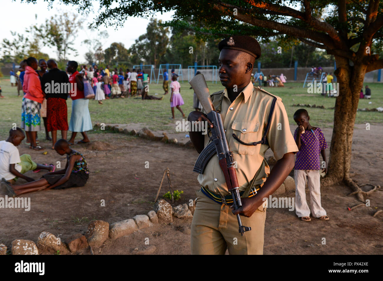 Tansania Mara, Tarime, Dorf Masanga, Region der Kuria Stamm, die Praxis von FGM weibliche Genitalverstümmelung, temporäre rescue Camp der Diözese Musoma für Mädchen, die aus ihren Dörfern geflohen, FGM zu verhindern,, bewaffnete Polizisten sichern Sie die Lager in misso Magazin 5/2015 veröffentlicht. Stockfoto