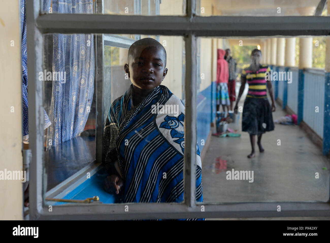 Tansania Mara, Tarime, Dorf Masanga, Region der Kuria Stamm, die Praxis von FGM weibliche Genitalverstümmelung, temporäre rescue Camp der Diözese Musoma für Mädchen, die aus ihren Dörfern geflohen FGM/TANSANIA Mara, Masanga Tarime, Dorf, in der Region lebt der Kuria Stamm zu verhindern, der FGM weibliche Genitalbeschneidung praktiziert, temporaerer Zufluchtsort fuer Maedchen, denen in ihrem Dorf Genitalverstuemmelung droht, in einer Schule der Dioezese Musoma Stockfoto