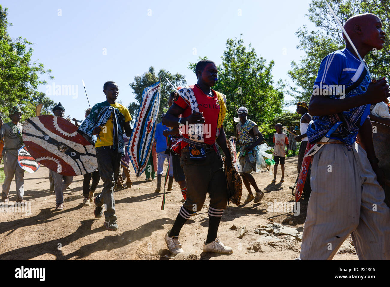 Tansania Mara, Tarime, Dorf Masanga, Region der Kuria Stamm, die Praxis von FGM weibliche Genitalverstümmelung, Prozession zu schneiden während der Saison/TANSANIA Mara, Masanga Tarime, Dorf, in der Region lebt der Kuria Stamm, der FGM praktiziert, Prozession zum Beschneidungsplatz Stockfoto