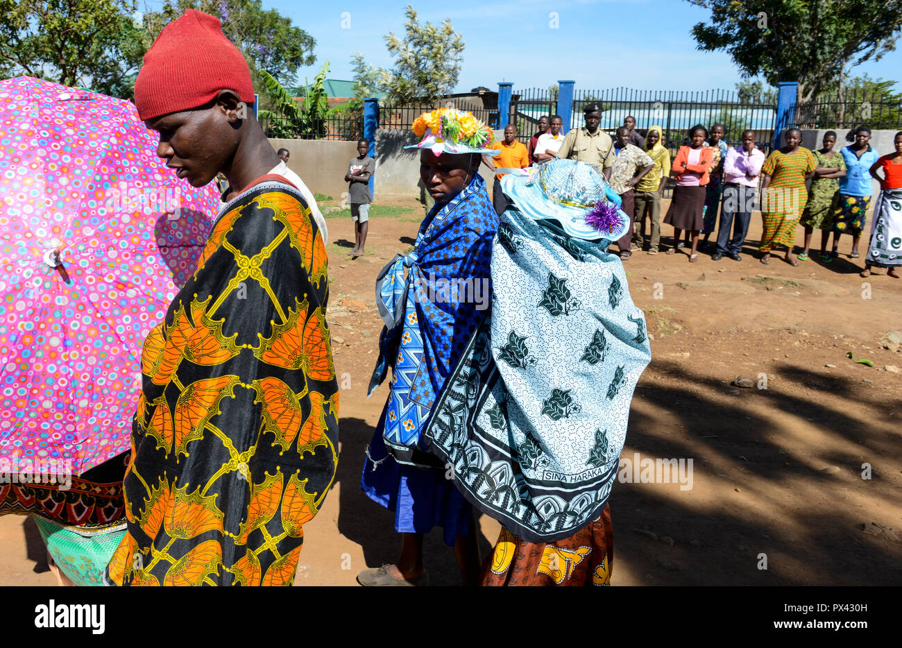 Tansania Mara, Tarime, Dorf Masanga, Region der Kuria Stamm, die Praxis von FGM weibliche Genitalverstümmelung, Prozession zu schneiden während der Saison/TANSANIA Mara, Masanga Tarime, Dorf, in der Region lebt der Kuria Stamm, der FGM praktiziert, Prozession zum Beschneidungsplatz Stockfoto