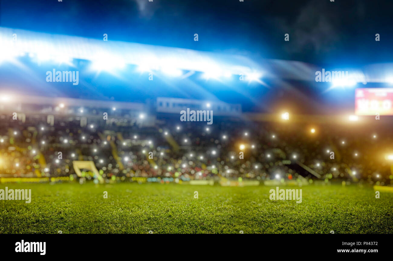 Fußball-Stadion, Tribünen mit Ventilatoren, glänzende Lichter Stockfoto