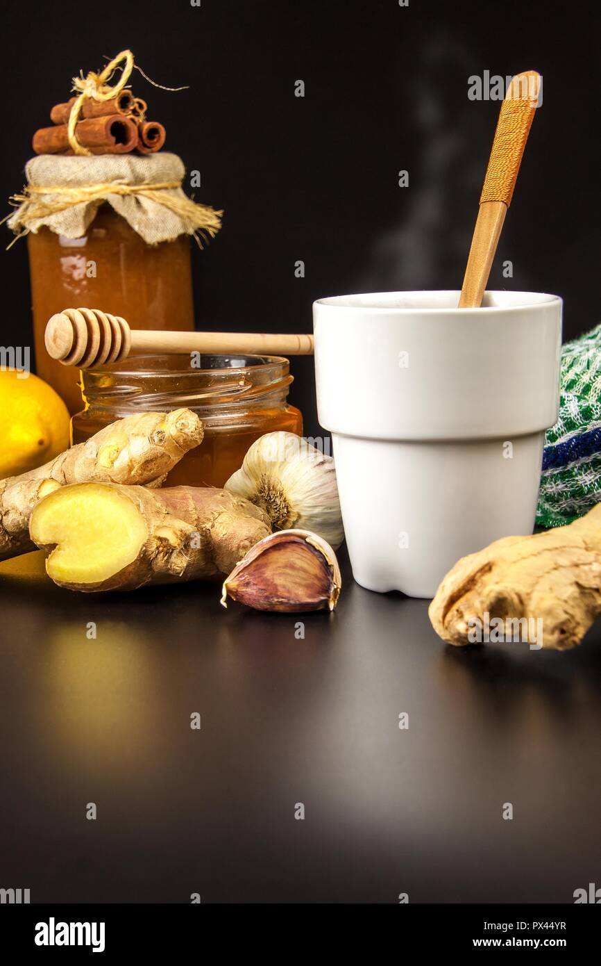 Behandlung von Grippe und Erkältungen. Die traditionelle Medizin. Ingwer Tee. Heißes Getränk. Heilpflanzen. Home Apotheke Stockfoto