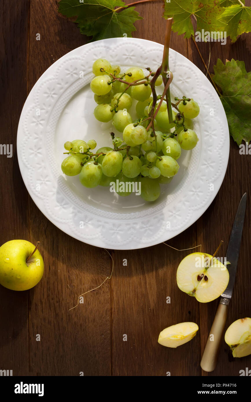 Gesunde Ernährung; organische Frische saftige Trauben und Apple auf einem Tisch Stockfoto