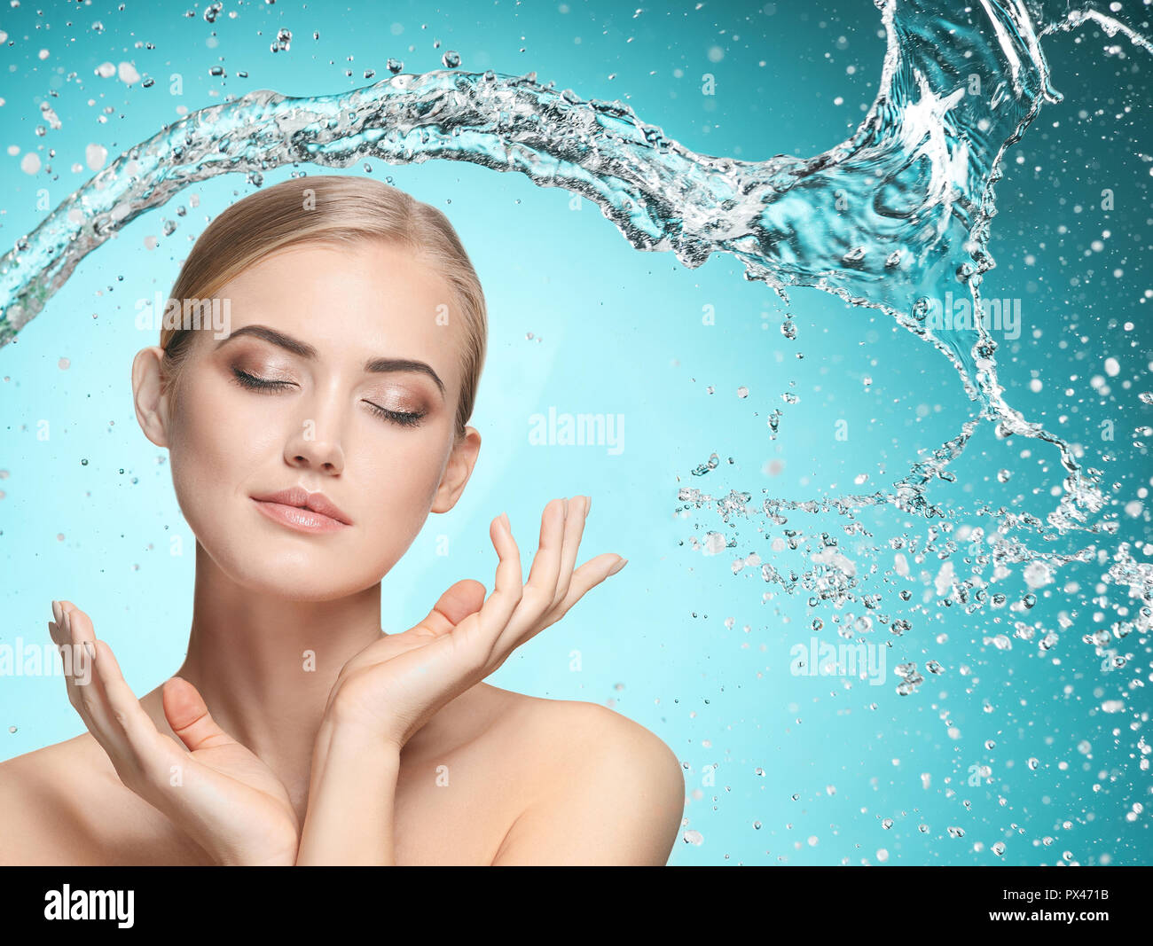 Schöne Frau mit Spritzern von Wasser in den Händen. Schöne Mädchen unter Wasser mit frischen Haut auf blauem Hintergrund. Pflege, Reinigung und feuchtigkeitsspendende Konzept. Schönheit Gesicht Stockfoto