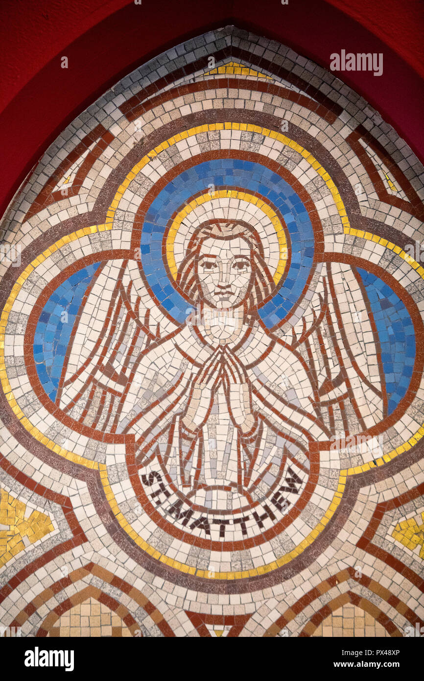 St Paul's Kirche, Belfast, Nordirland. Symbol der Evangelist Matthäus. Ulster, Großbritannien Stockfoto