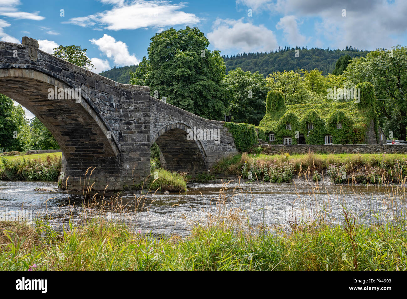 Die Y Bont Fawr und Tu-Hwnt-Ir Bont Teestube in Llawrst - Snowdonia National Park Stockfoto