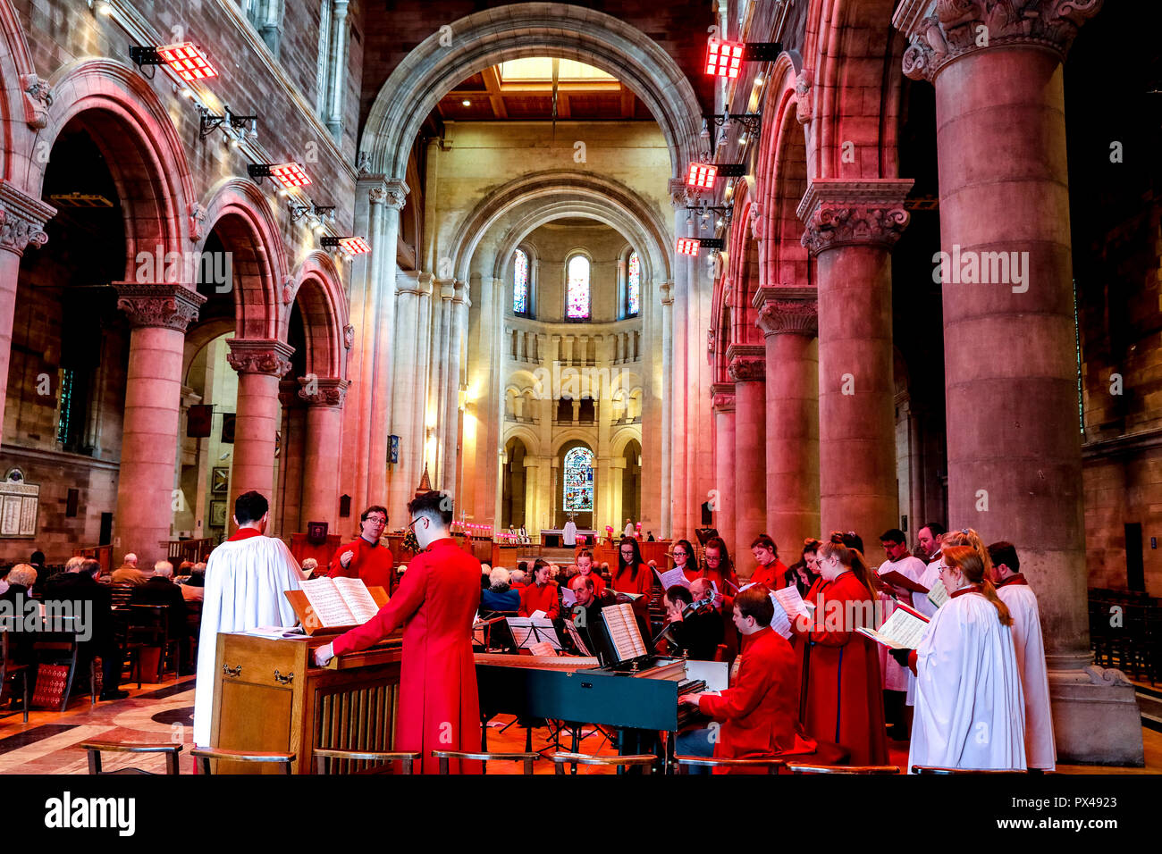 St Ann's protestantischen Kathedrale in Belfast, Nordirland. Sonntag Service. Chor. Ulster, Großbritannien Stockfoto