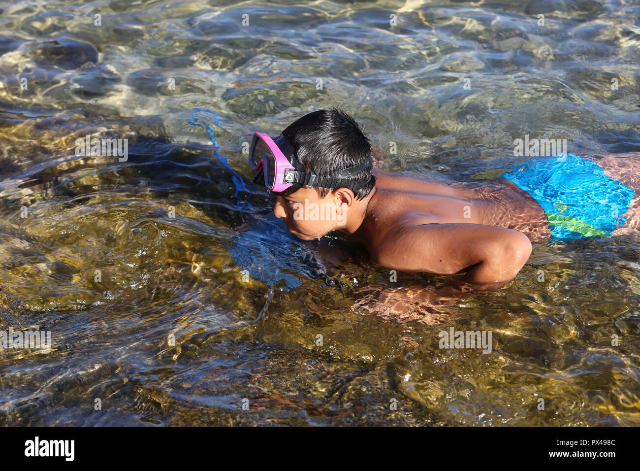 11-jähriger Junge im Mittelmeer im Salento, Italien. Stockfoto 11-jähriger Junge im Mittelmeer im Salento, Italien. Stockfoto