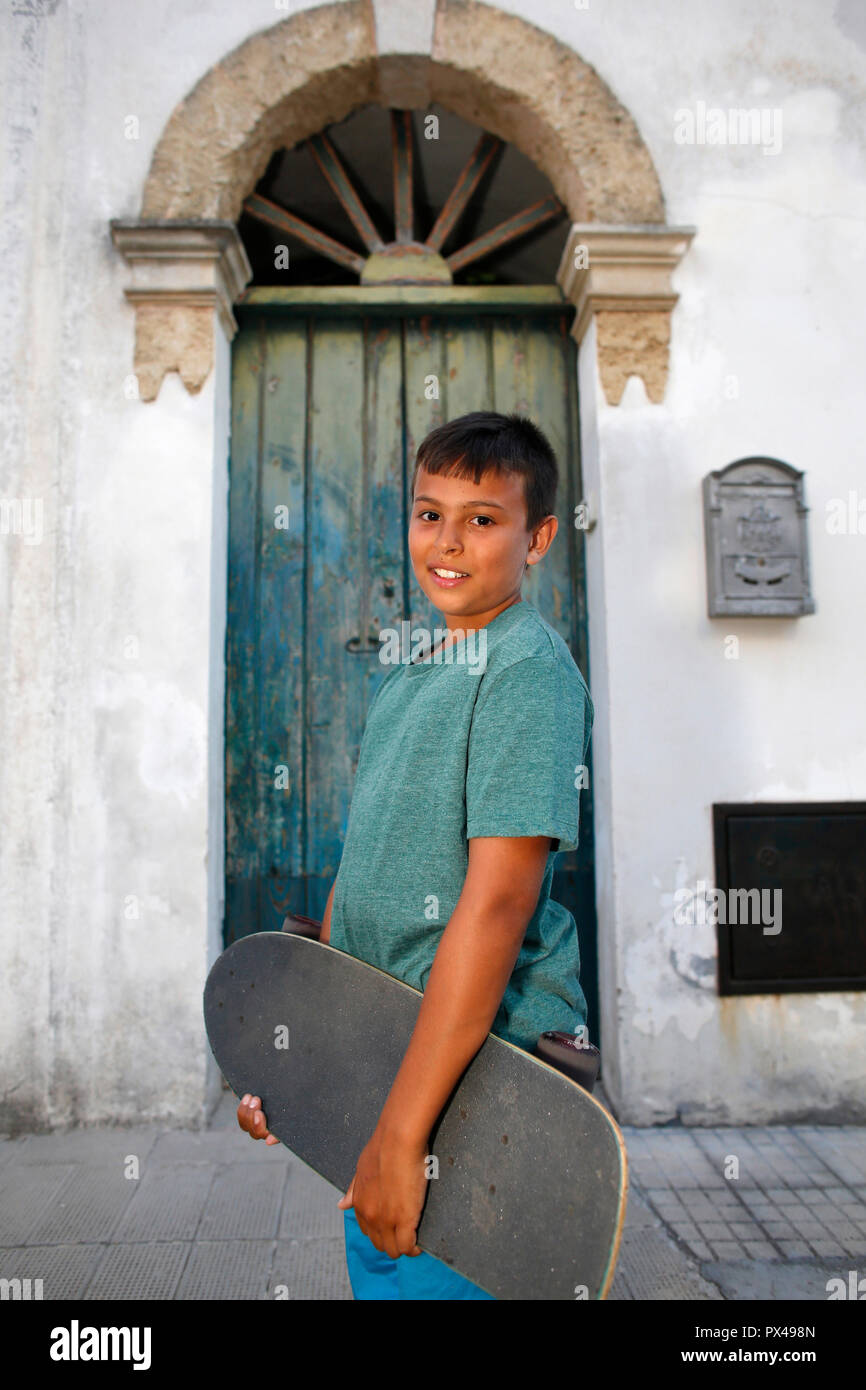 Skateboarding Junge in Salento, Italien. Stockfoto