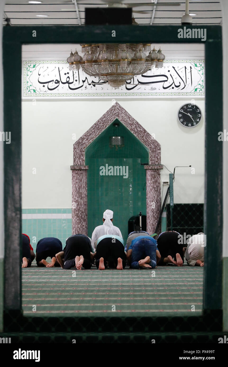 Die grüne Moschee oder die Masjid Jamae Eine der ältesten Moscheen in Singapur in Chinatown. Muslime beten. Salat. Singapur. Stockfoto