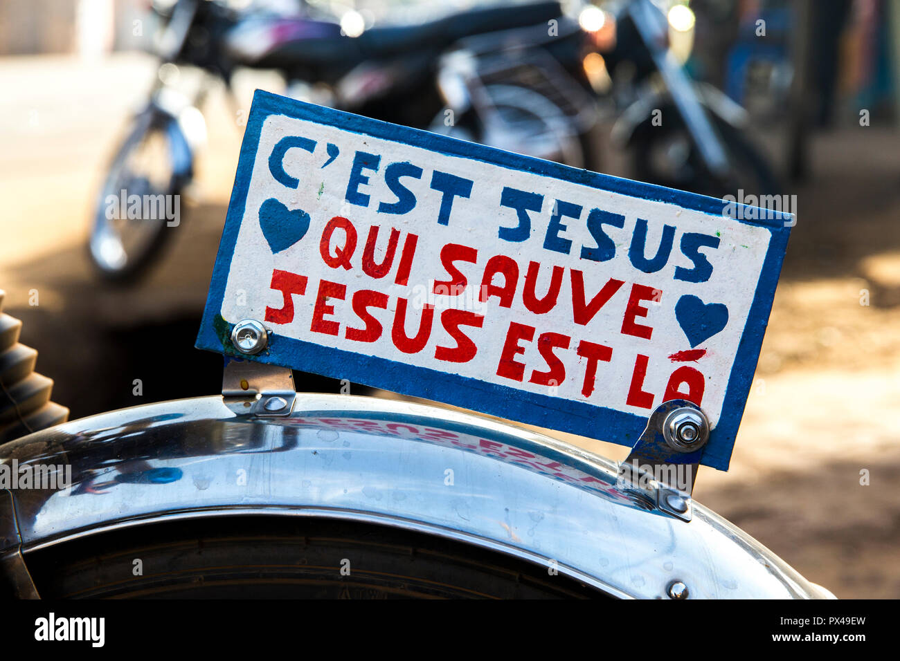 Evangelische Nachricht auf einem Motorrad in Dapaong, Togo. Stockfoto