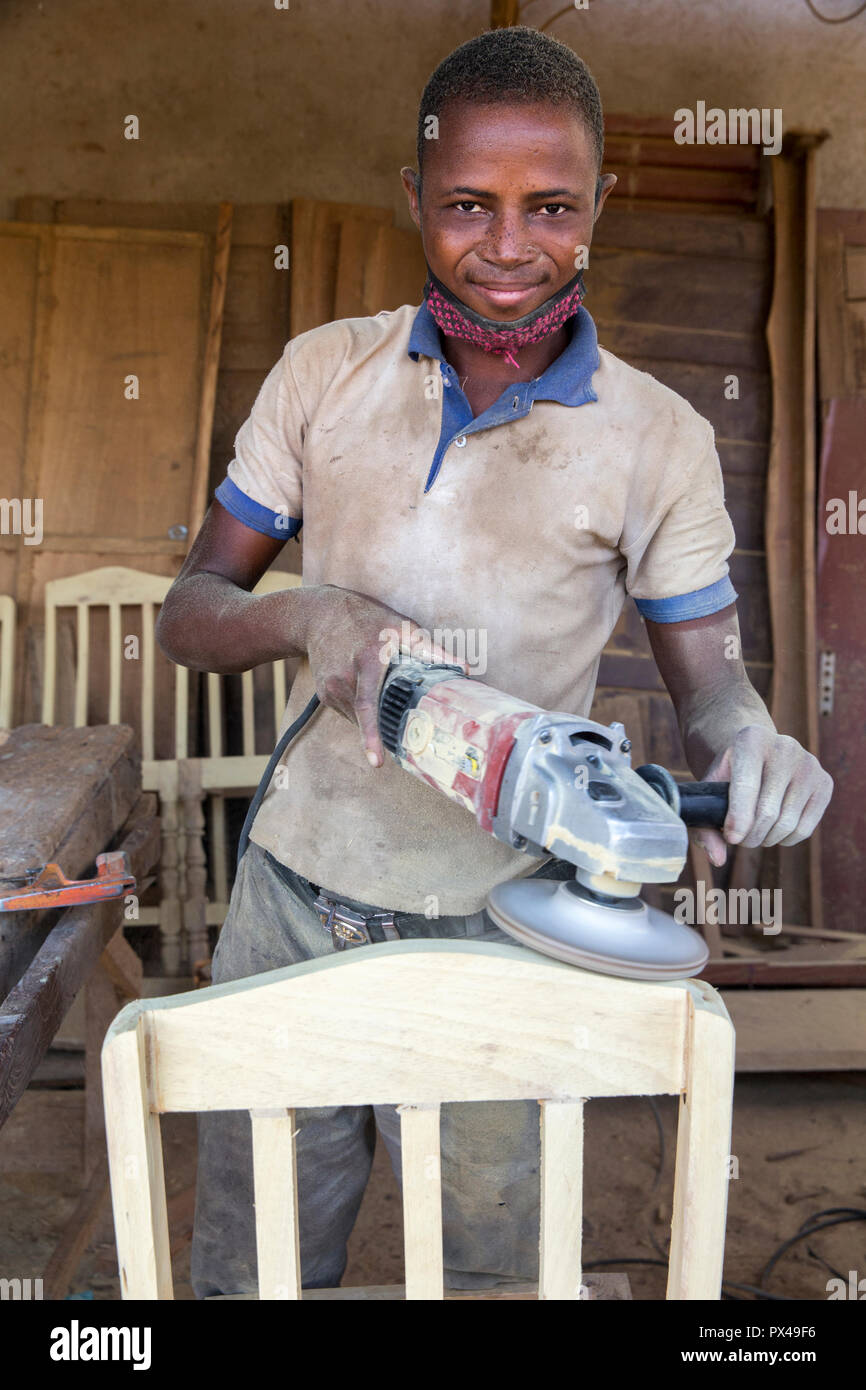 Zimmermann bei der Arbeit in Dapaong, Togo. Stockfoto