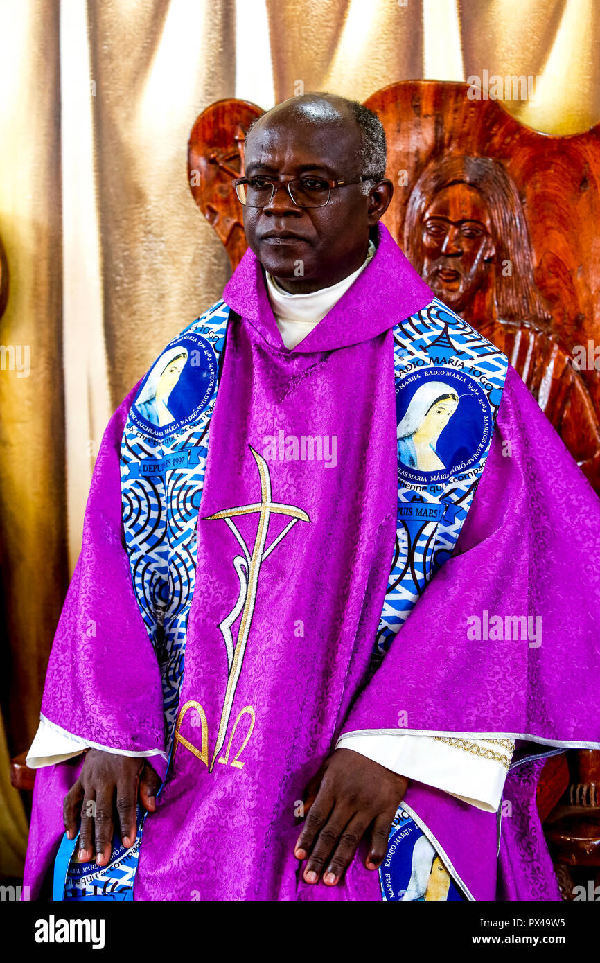 Feier zum 20. Jahrestag von Radio Maria in Cristo Risorto de Hedzranawoe katholische Pfarrkirche, LomÃ©, Togo. Reverend Laurent KPOGO. Stockfoto