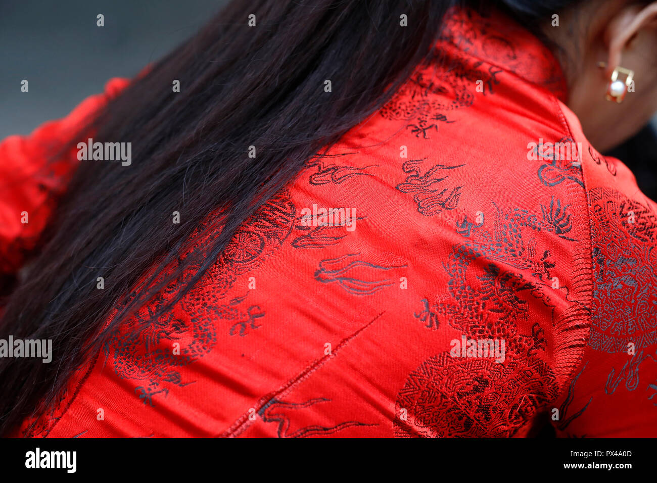 Vietnamesische Frau mit roten Traditionellen langen Kleid Ao Dai. Ho Chi Minh City. Vietnam. Stockfoto