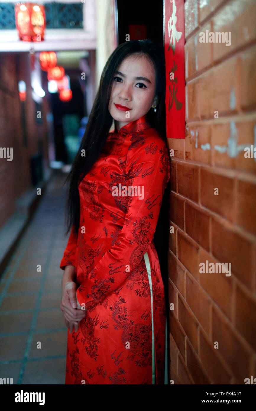 Der Jade Kaiser Pagode. Vietnamesische Frau mit roten Traditionellen langen Kleid Ao Dai. Ho Chi Minh City. Vietnam. Stockfoto