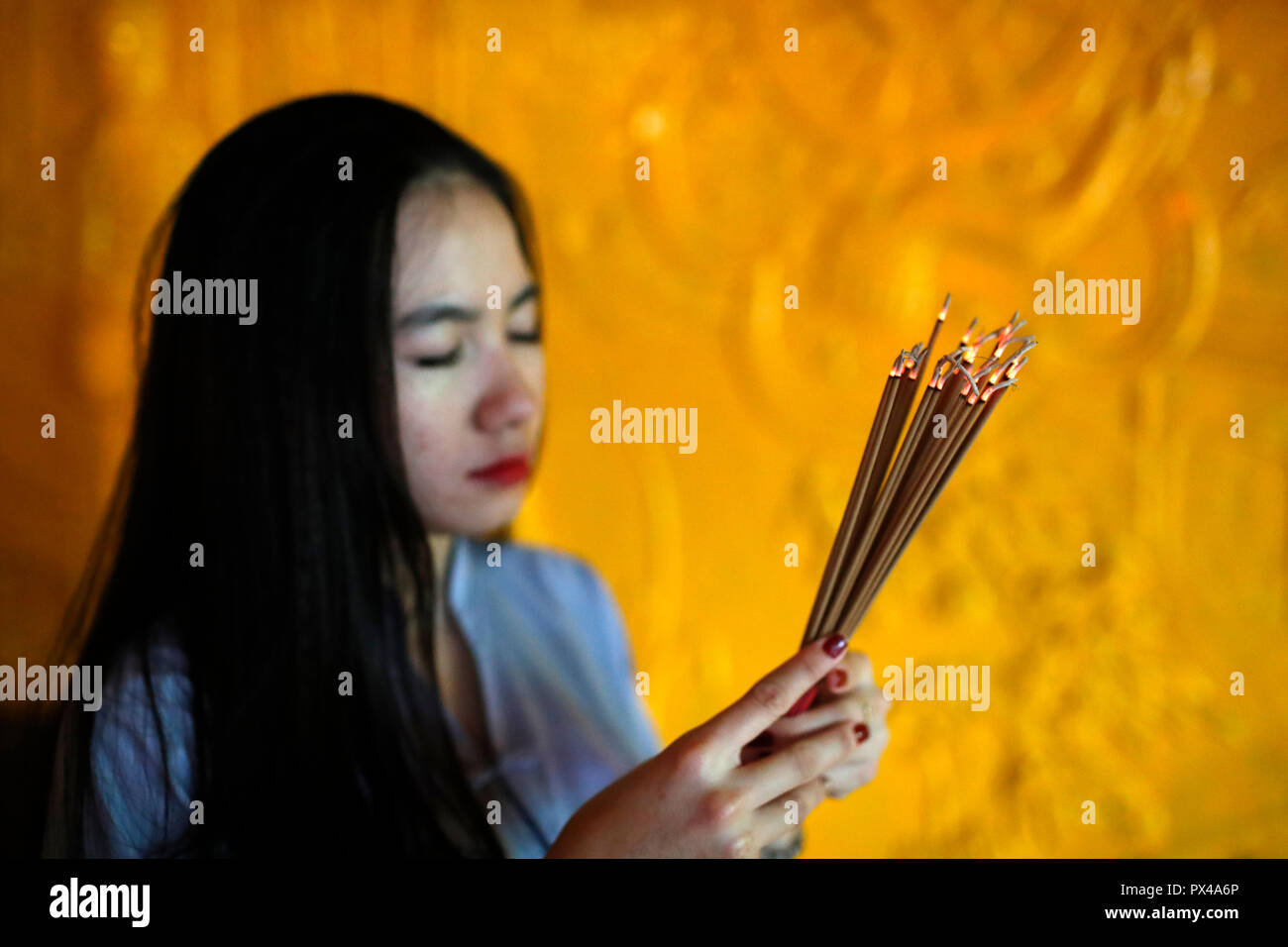 Thien Hung buddhistischer Tempel. Betende Frau mit Räucherstäbchen in den Händen. Ho Chi Minh City. Vietnam. Stockfoto