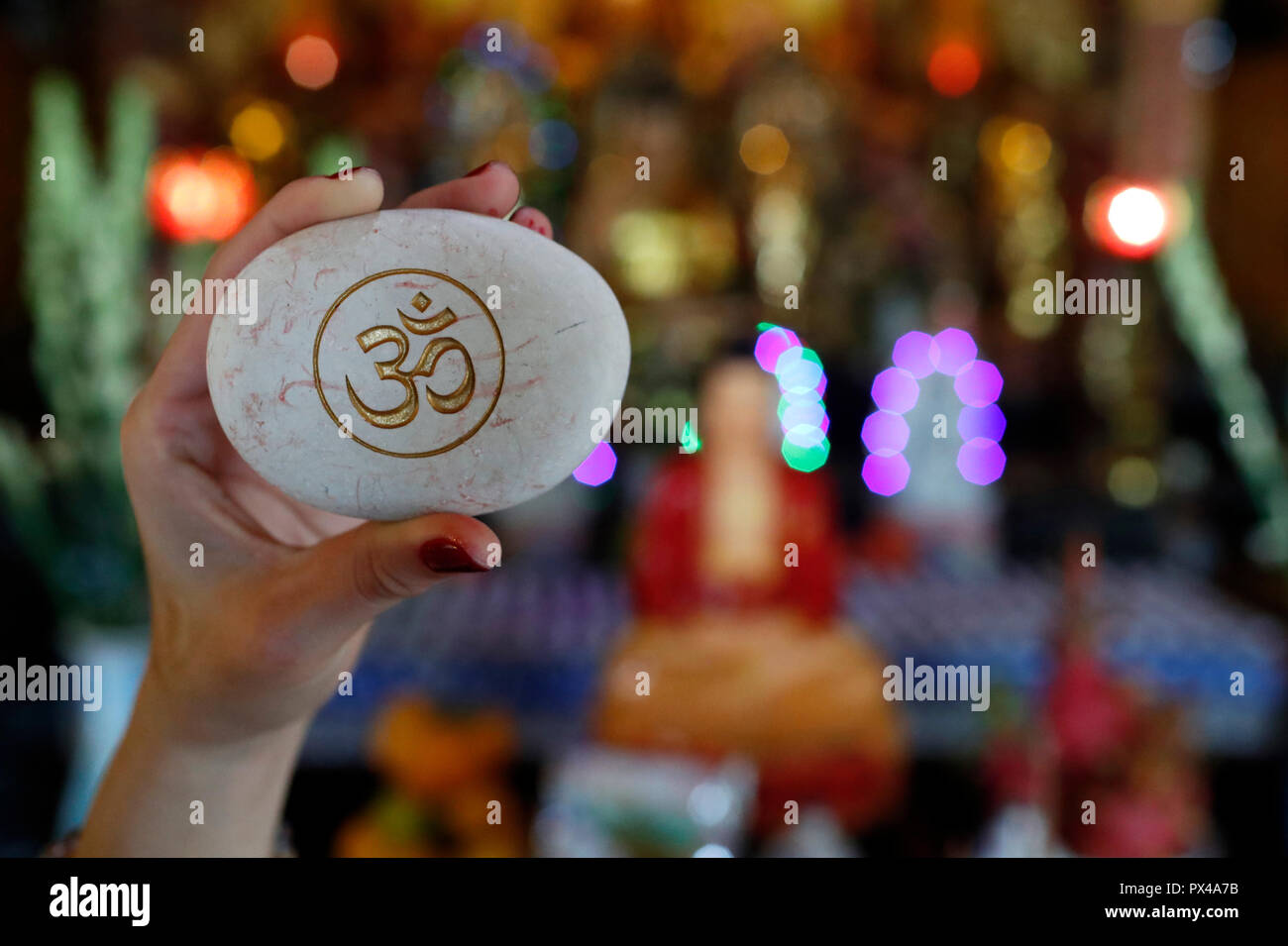 Thien Hung buddhistischer Tempel. Die Om oder Aum Symbol von Hinduismus und Buddhismus auf einen weissen Stein. Close-up. Ho Chi Minh City. Vietnam. Stockfoto