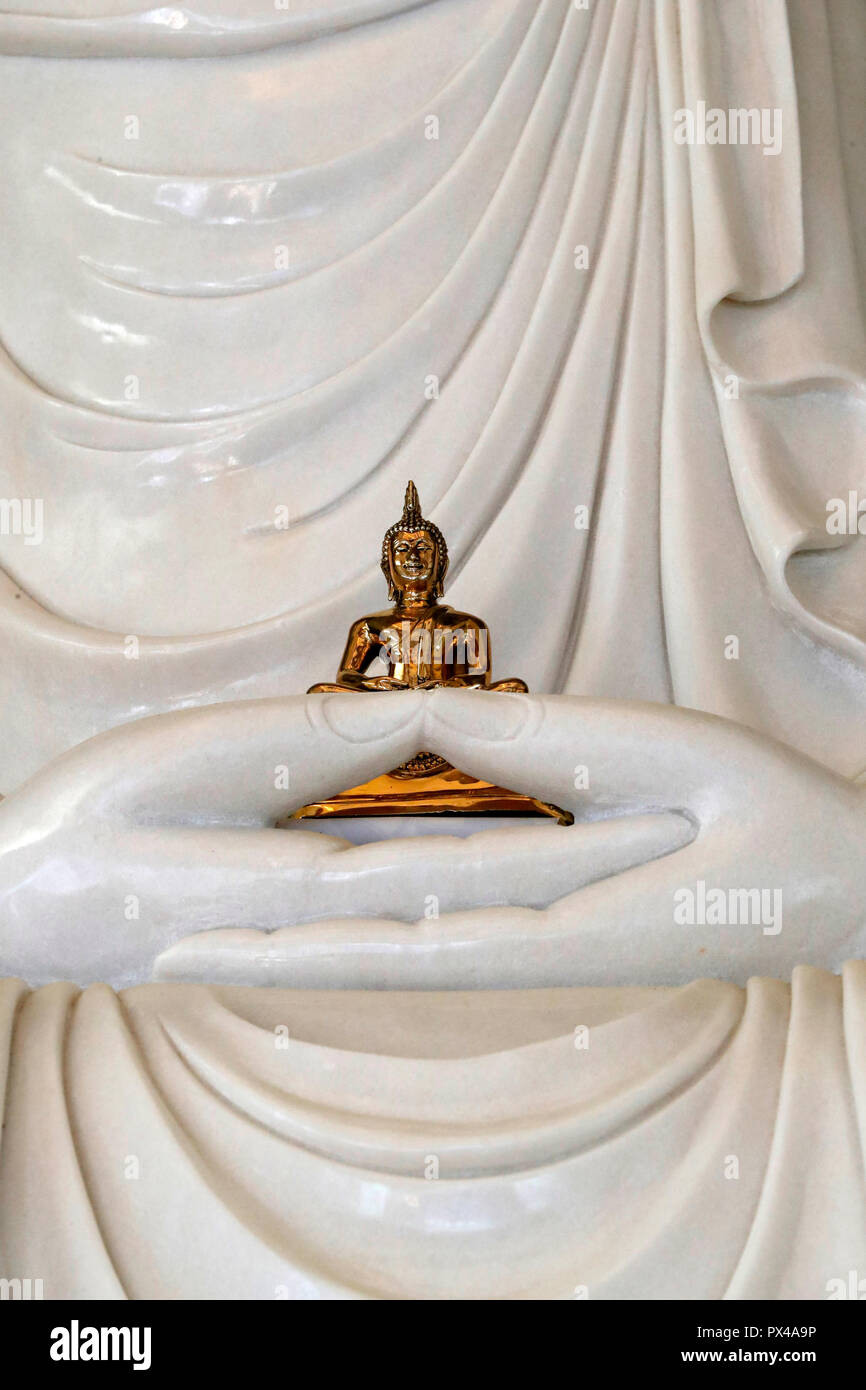 Linh Phong buddhistischer Tempel. Sitzender Buddha Statue aus weißem Marmor. Dalat. Vietnam. Stockfoto