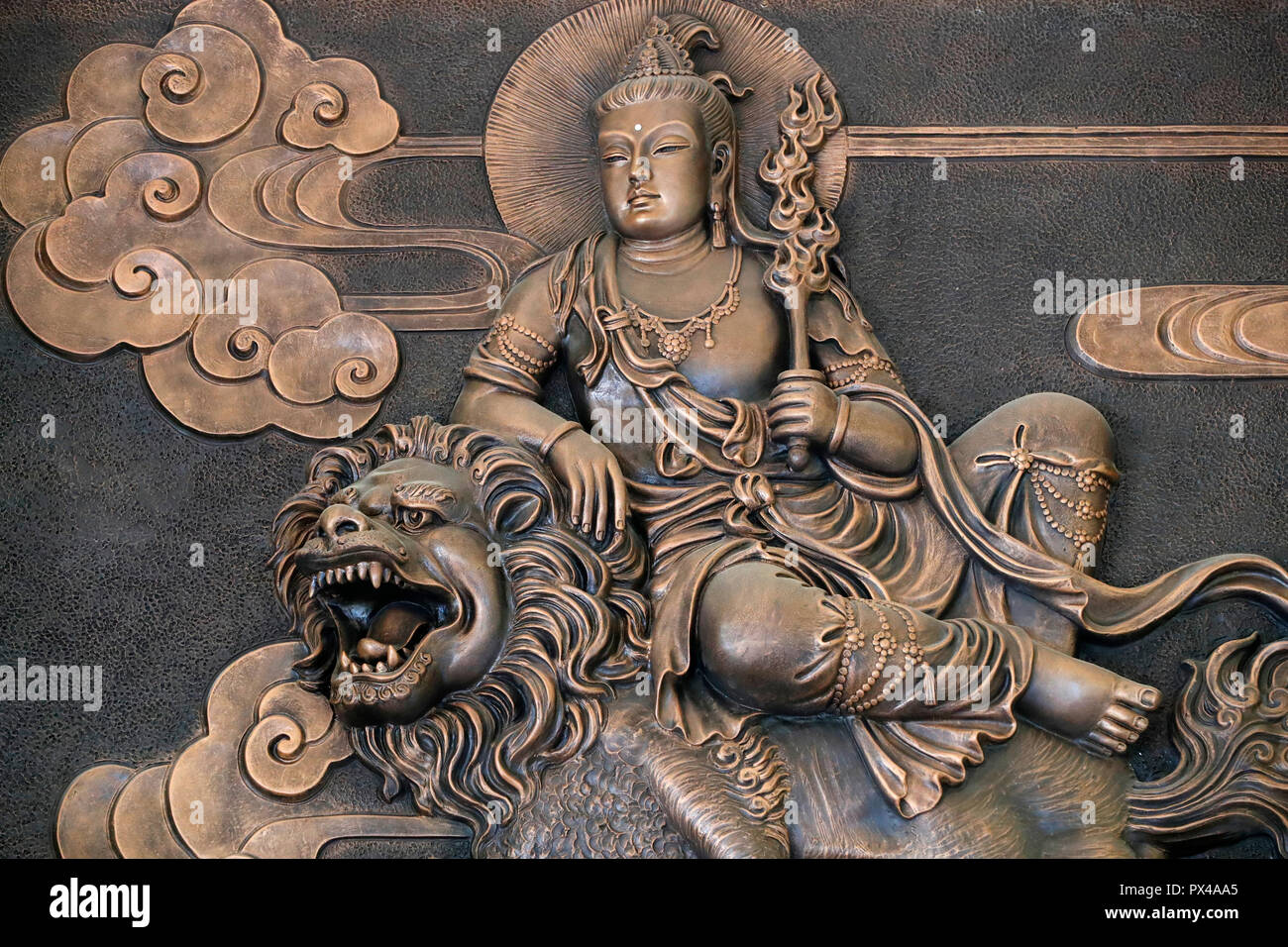 Linh Phong buddhistischer Tempel. Manjusri auf Löwen. Manjusri ist die älteste und bedeutendste Bodhisattva im Mahayana Literatur Dalat. Vietnam. Stockfoto