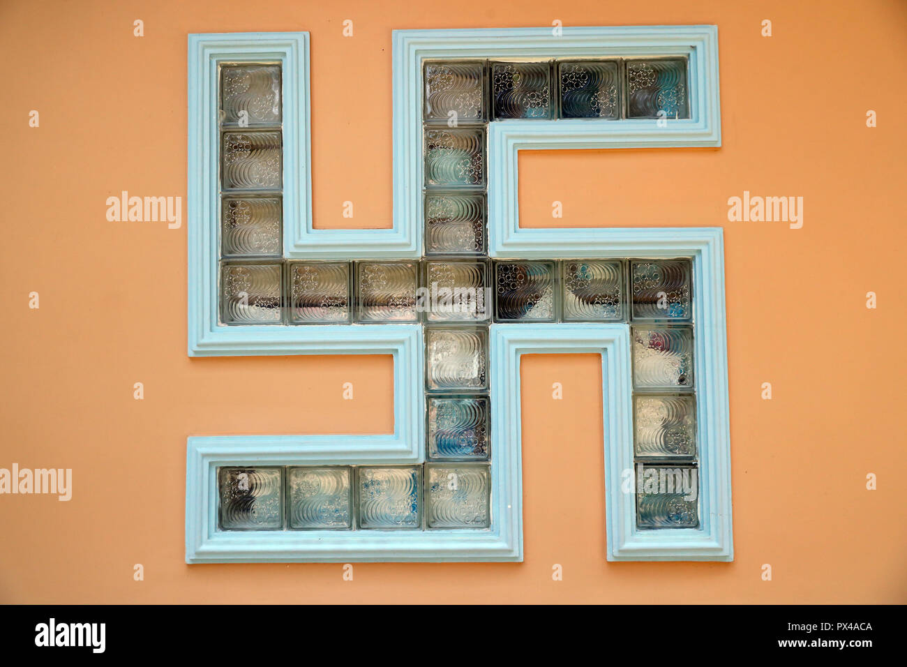 Truc Lam buddhistischer Tempel. Buddhistische Symbol: swatiska. Dalat. Vietnam. Stockfoto