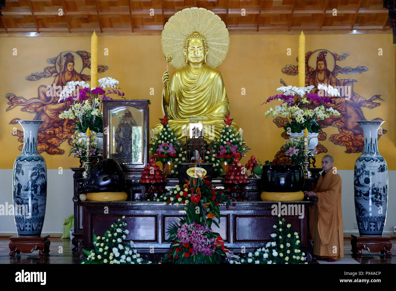 Truc Lam buddhistischer Tempel. Hauptaltar mit Buddha Statue und Mönch. Dalat. Vietnam. Stockfoto
