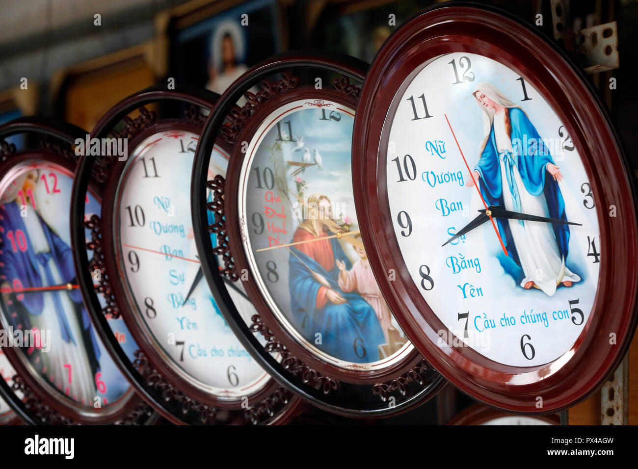 Shop Verkauf von religiösen christlichen Elementen. Heilige Jungfrau cloks. Ho Chi Minh City. Vietnam. Stockfoto