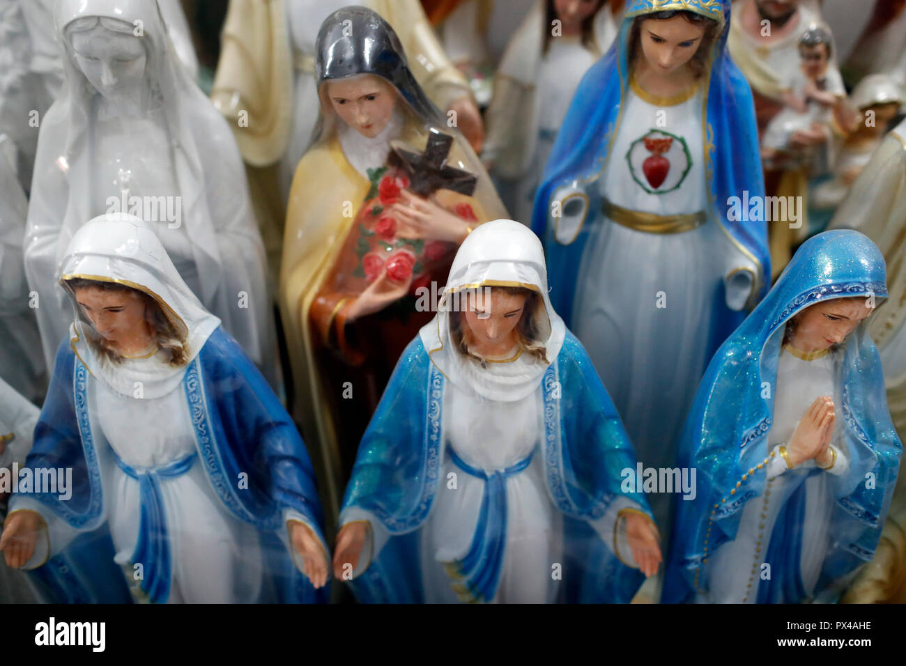 Shop Verkauf von religiösen christlichen Elementen. Heilige Jungfrau Statuen. Ho Chi Minh City. Vietnam. Stockfoto