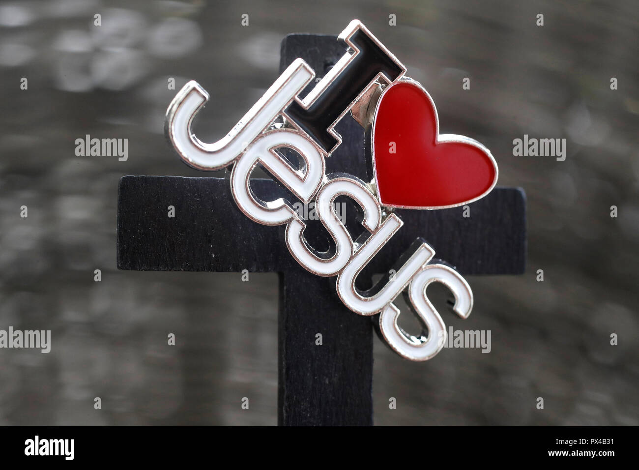 Ich liebe Jesus Pin auf einem christlichen Kreuz. Stockfoto