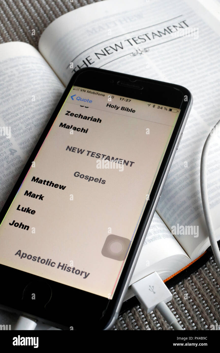 Papier und digitale Bibel Bibel App auf dem Smartphone. Stockfoto