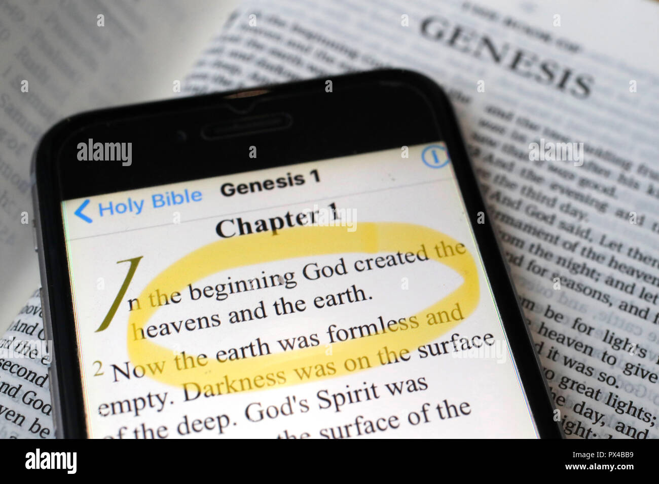 Papier und digitale Bibel Bibel App auf dem Smartphone. Das Neue Testament. Evangelium. Das Alte Testament. Genesis. Stockfoto