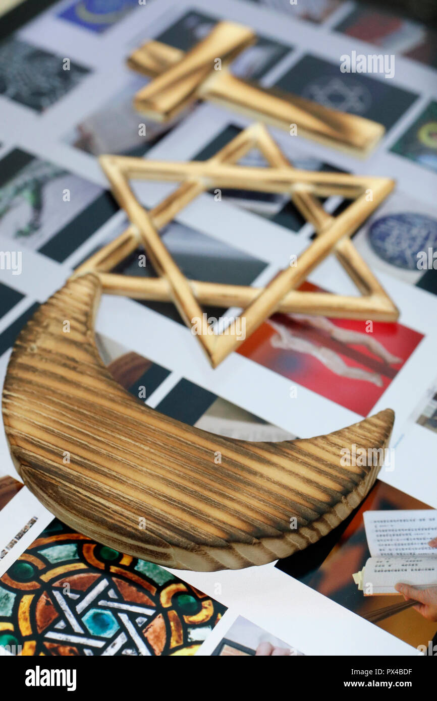 Jüdische, christliche und muslimische Kreuz und Halbmond: religiöse Symbole von Christentum, Islam, Judentum auf einem Tablett mit interreligiösen Bilder. Stockfoto