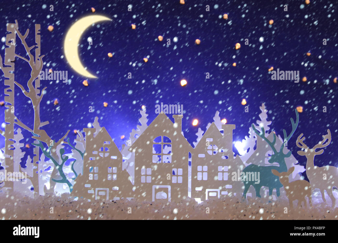 Zauberhafte Weihnachten Papier Schneiden Winter Hintergrund Landschaft Mit Hausern Baumen Rotwild Und Schnee Vor Der Nacht Sternenhimmel Hintergrund Stockfotografie Alamy