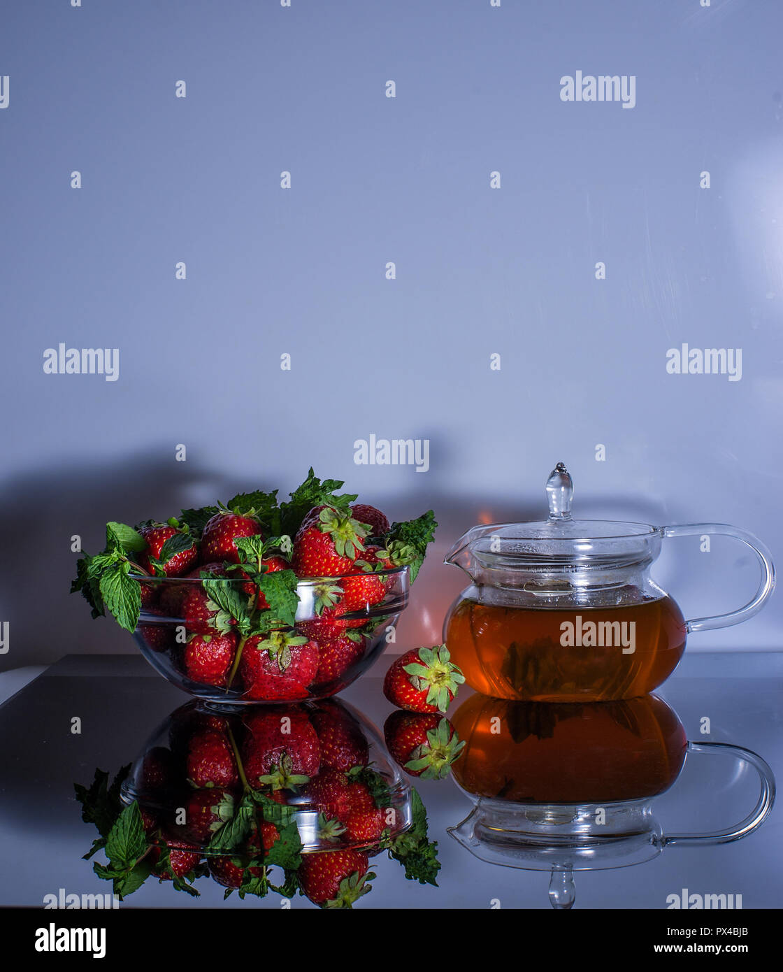 Früchte Tee mit Erdbeeren auf einem Glastisch Stockfoto