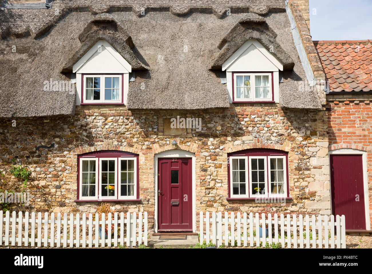 Strohgedeckte Hütten im Dorf Barton Bendish, West, in der Nähe von Swaffham Norfolk, England Stockfoto