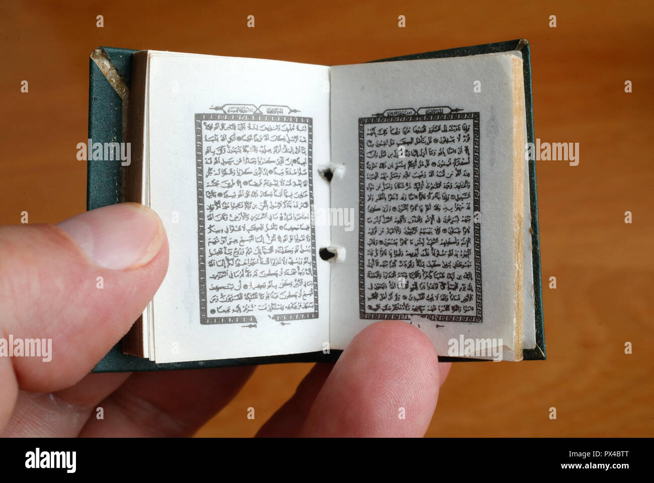 Mann Lesen eines Mini Quran. Stockfoto