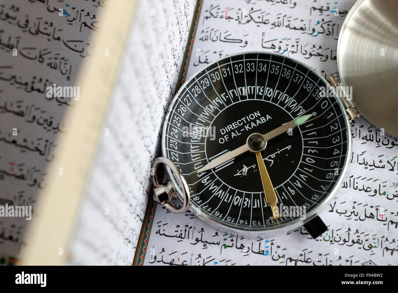 Koran und eine Qibla Kompass Richtung Mekka zu kennzeichnen. Nahaufnahme. Stockfoto