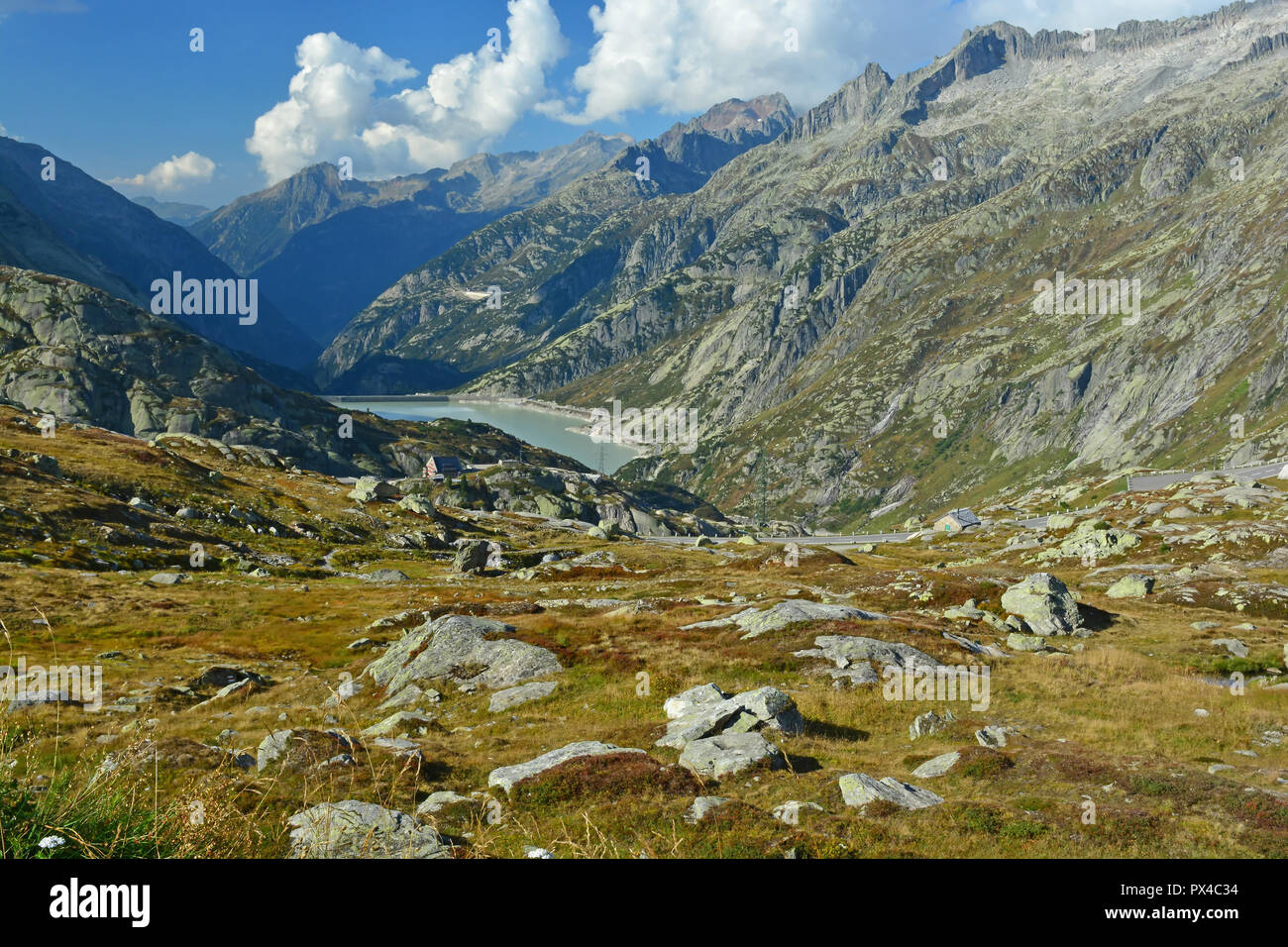 Die Nordseite der Grimselpass mit der Grimsel Hospiz und die Grimsel See in den Berner Alpen, Schweiz Stockfoto