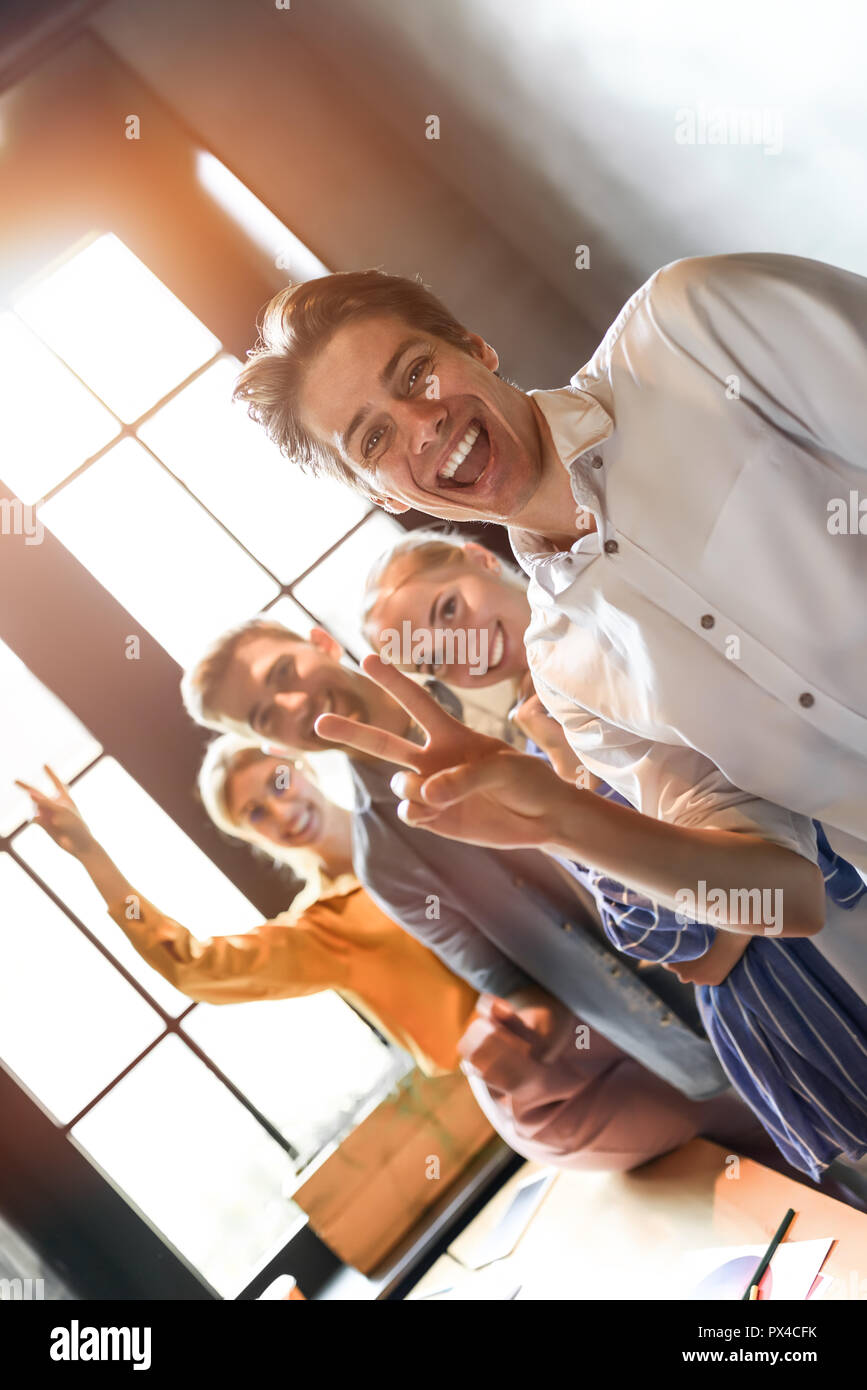 Schließen Sie herauf Foto der jungen Geschäftsleuten zusammen bleiben. Stockfoto